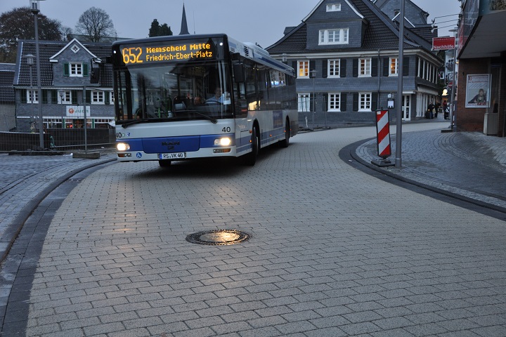 BusPhalt mit Bus in der Kurve