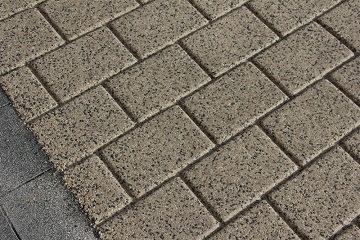 Nahaufnahme geprägter Farbasphalt farbiger Asphalt mit Prägetechnik