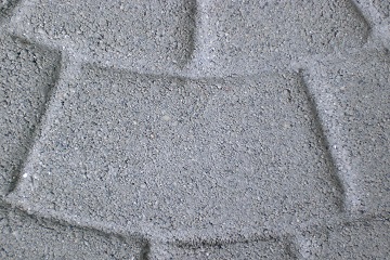 Farbiger asphalt grau Bogenpflaster