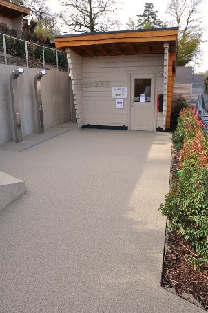 farbiger Asphalt rutschsicher Saunaweg