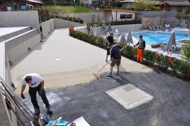 Farbasphalt-Einbau auf Asphalttragschicht