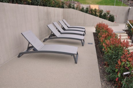 Liegefläche im Schwimmbad aus Farbasphalt