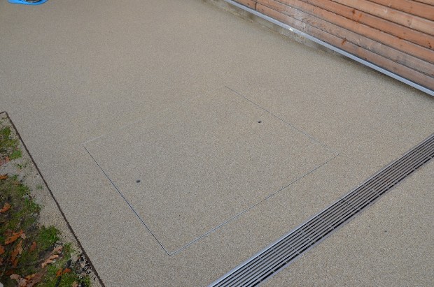 Farbasphalt CreaPhalt als Schachtdeckel-Füllung