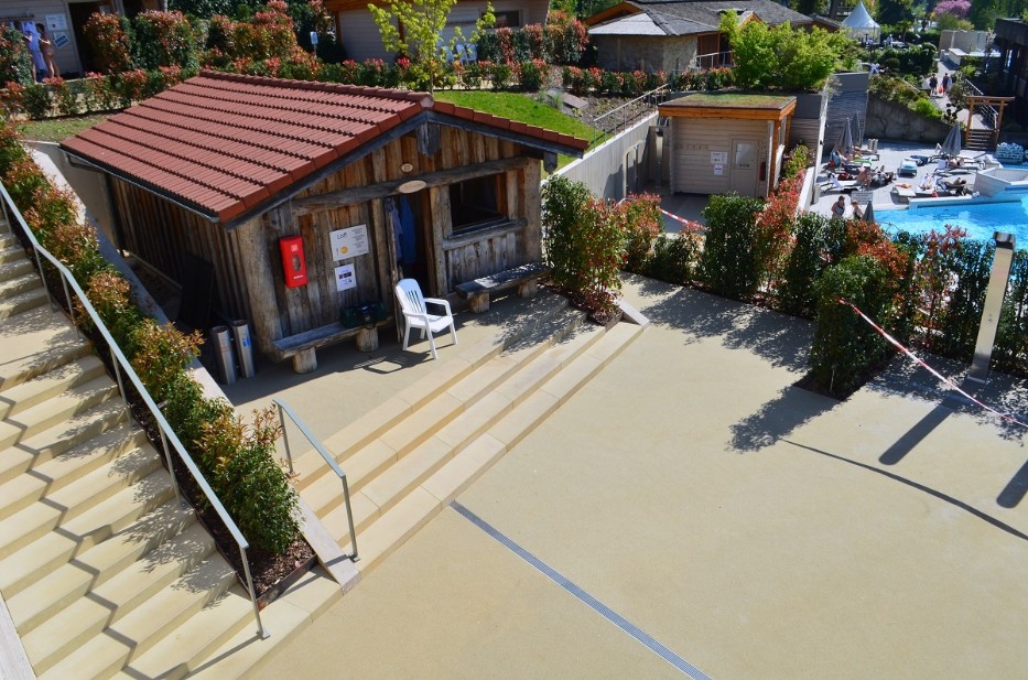 Farbiger Asphalt CreaPhalt in der Saunalandschaft