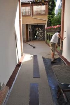 Farbiger Asphalz im Innenhof