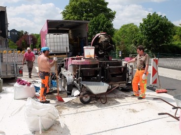 Asphalt mischen auf der Baustelle Farbasphalt auf der Baustelle gemischt